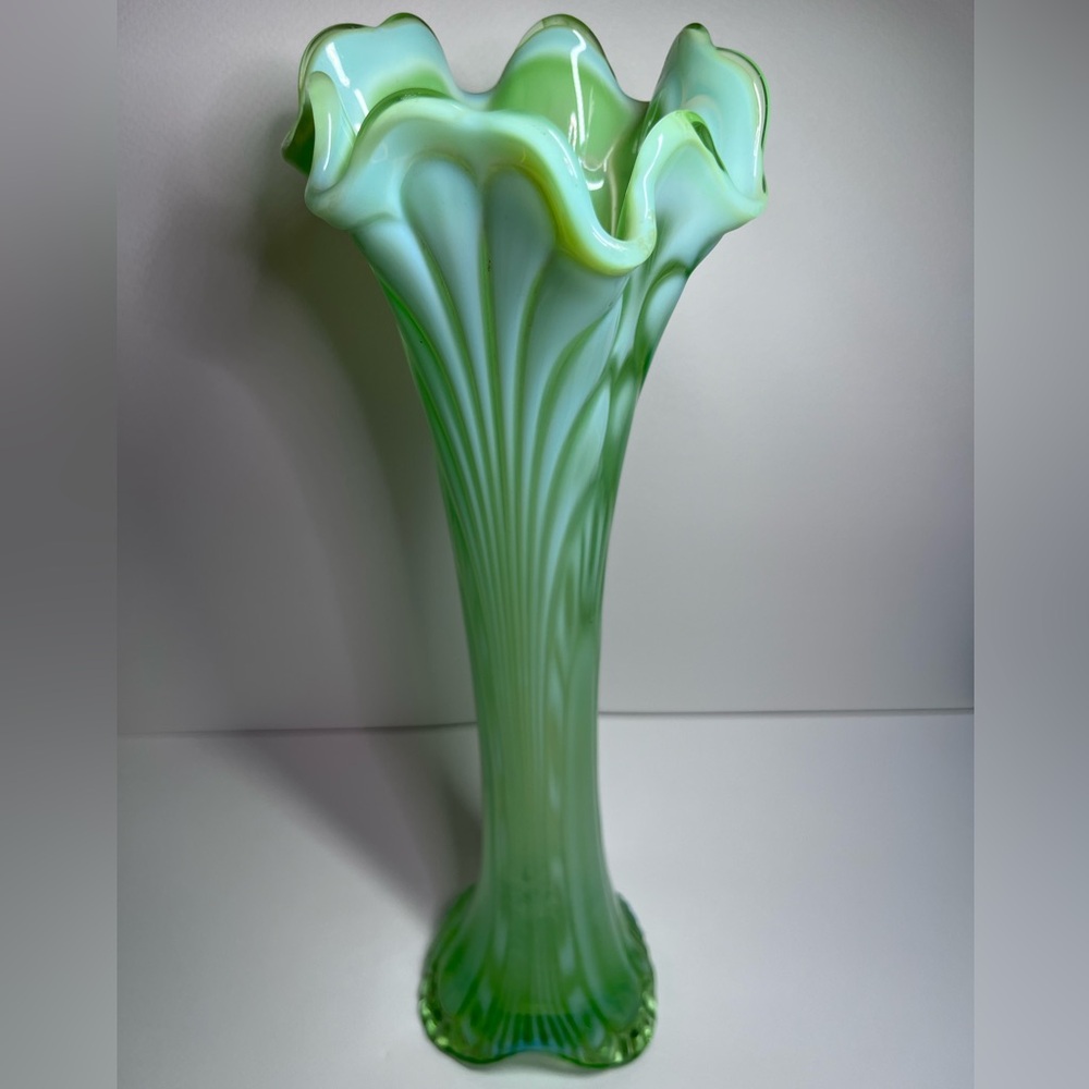 Antique Jefferson Green Opalescent Vase “Tokyo” Pattern, Seafoam Glass, 3-Footed - Picture 10 of 17